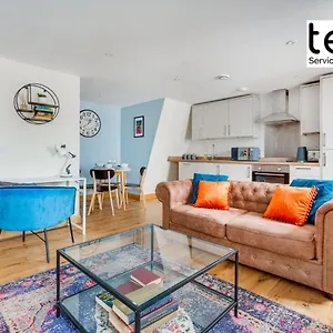  Apartment Tent Serviced Chertsey: Bright Two-bedroom With Free Parking United Kingdom